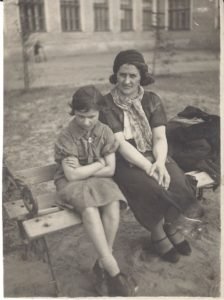 Anita con la madre Mira Ronco a Ivanovo, URSS, 1936.