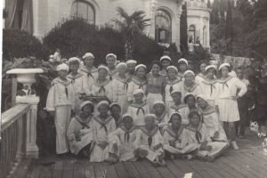 I «figli del partito» in vacanza ad Artek, in Crimea, 1938 (Anita terza da destra, in ultima fila).